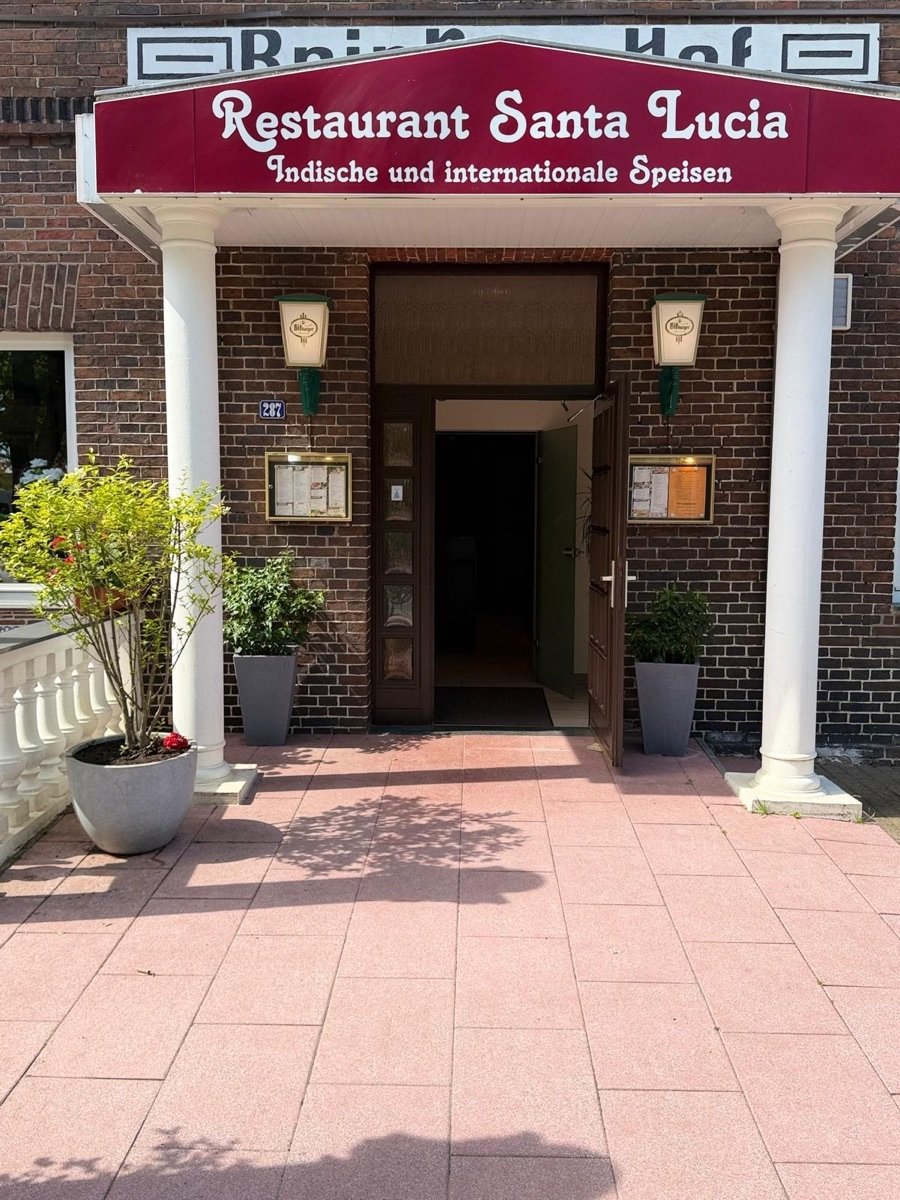 Eingang des Restaurant Santa Lucia im Brinker Hof mit Säulen
